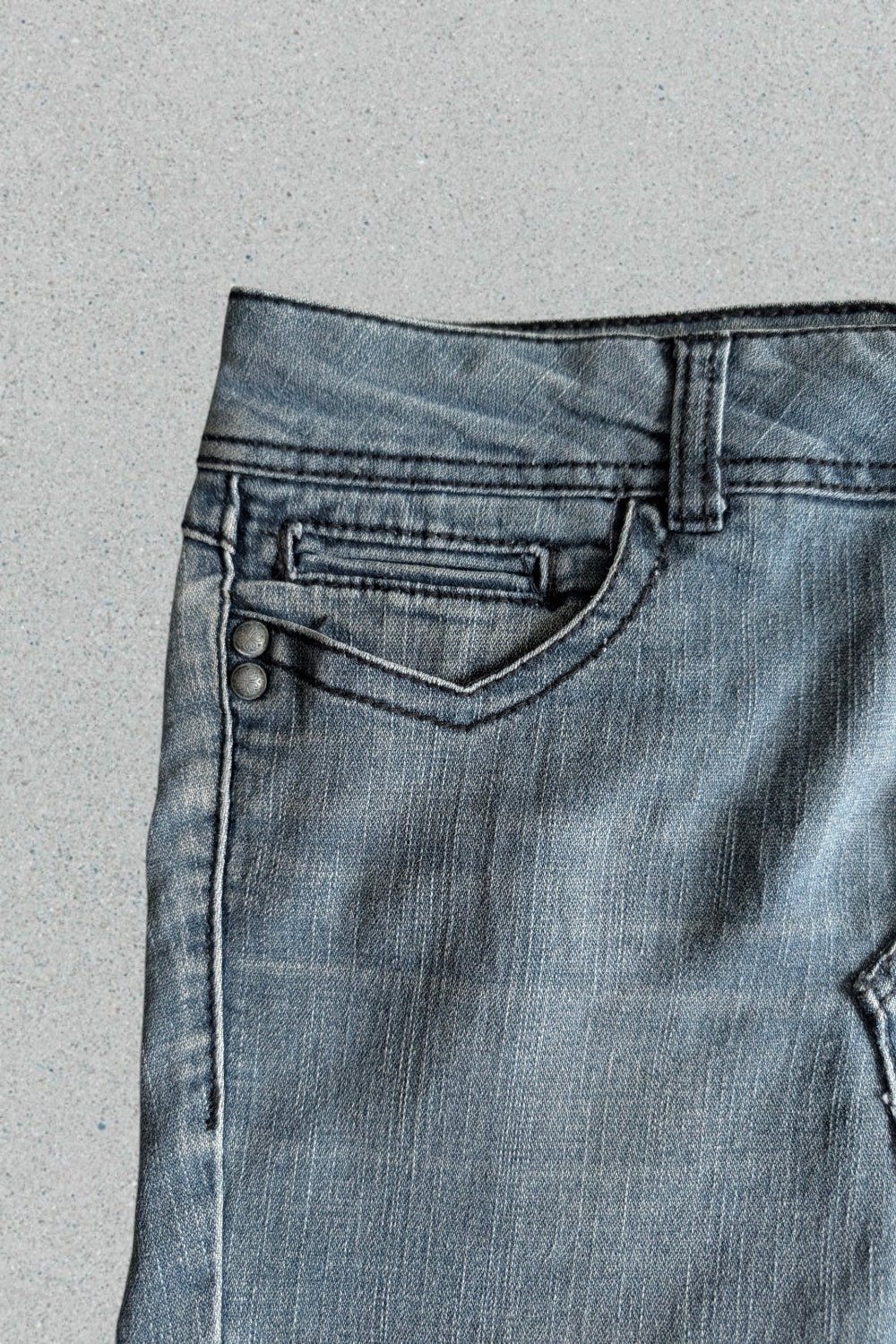 Rewind Low Waist Jeans-Minirock mit Fleur-de-Lis Stickerei 🖤