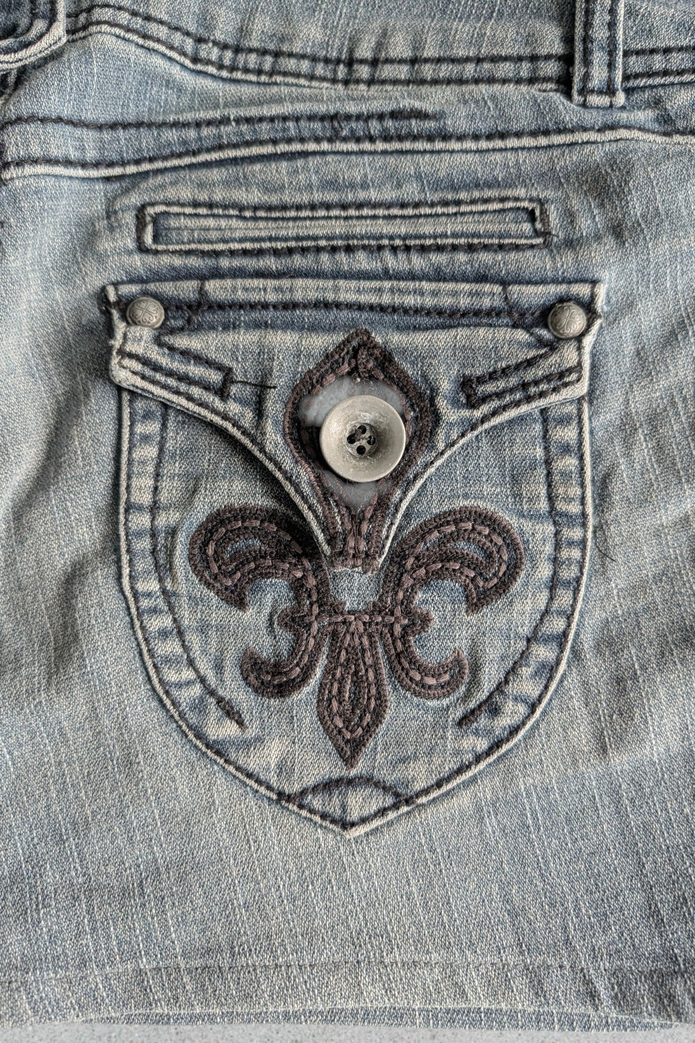 Rewind Low Waist Jeans-Minirock mit Fleur-de-Lis Stickerei 🖤