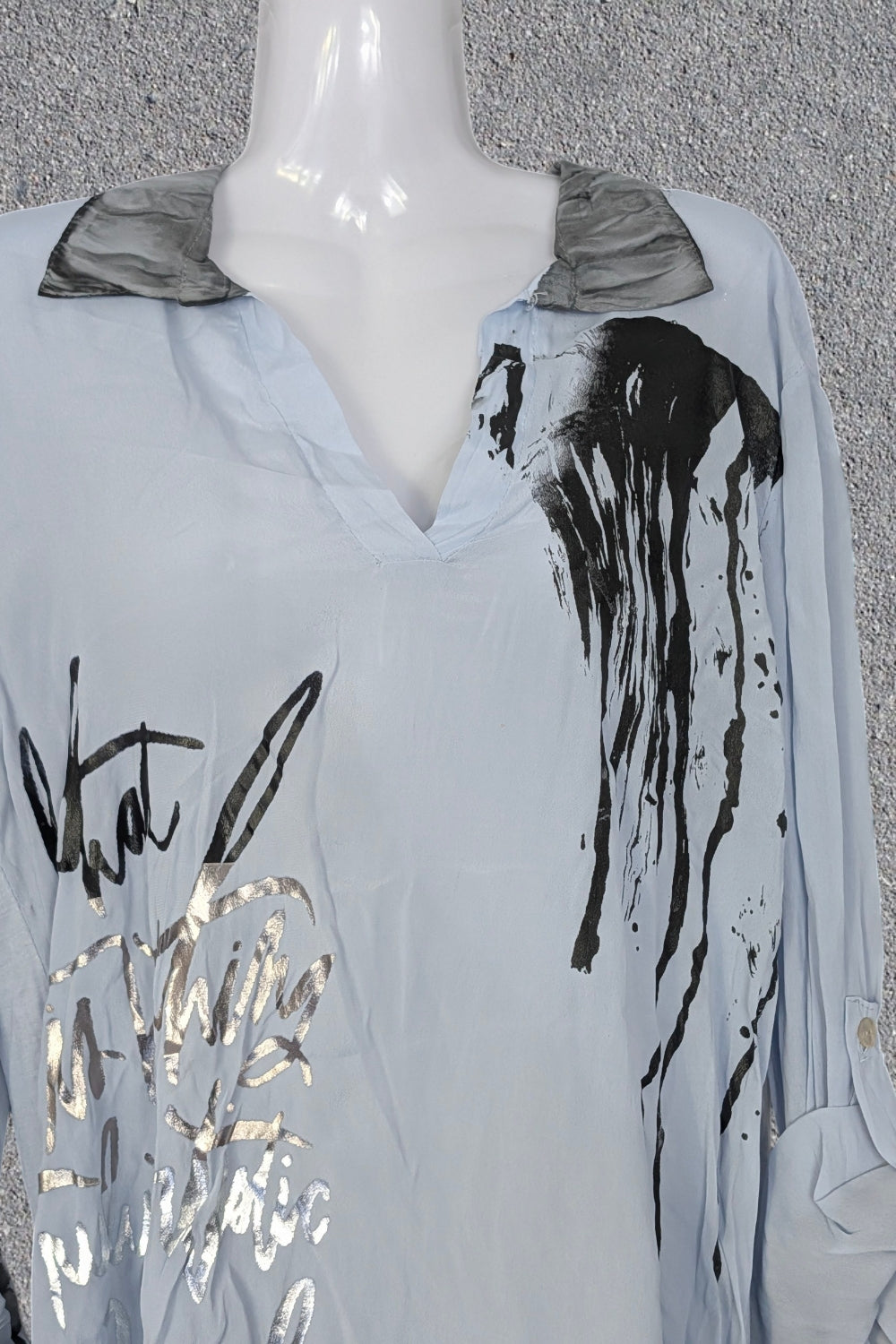 Edle Bluse – Made in Italy – NEU – Hellblau/Schwarz